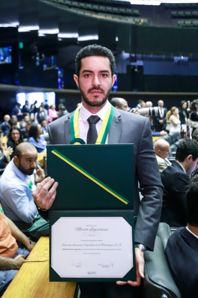 João Brasio recebe Medalha de Mérito Legislativo por atuação na segurança digital