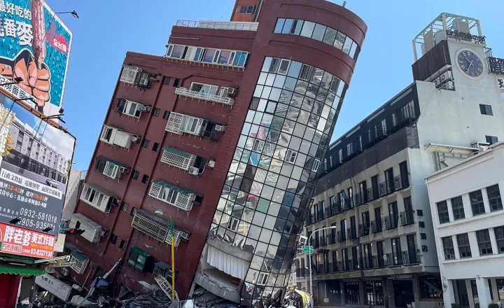 Foto de um prédio inclinado, quase caindo, após o terremoto em Taiwan