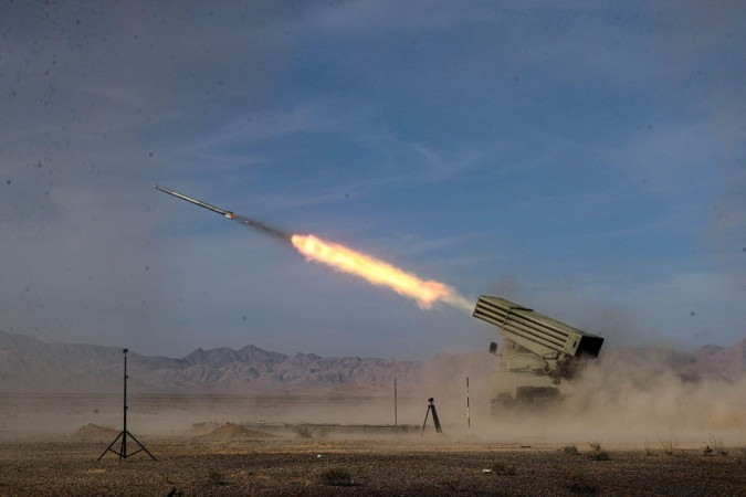 Um lançador de míssil lançando um míssil