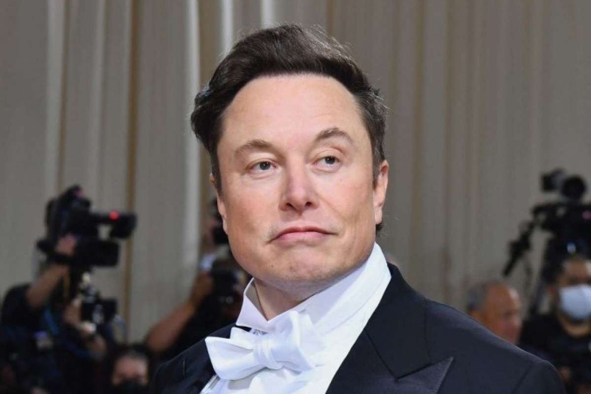 Foto de Elon Musk em uma coletiva de imprensa