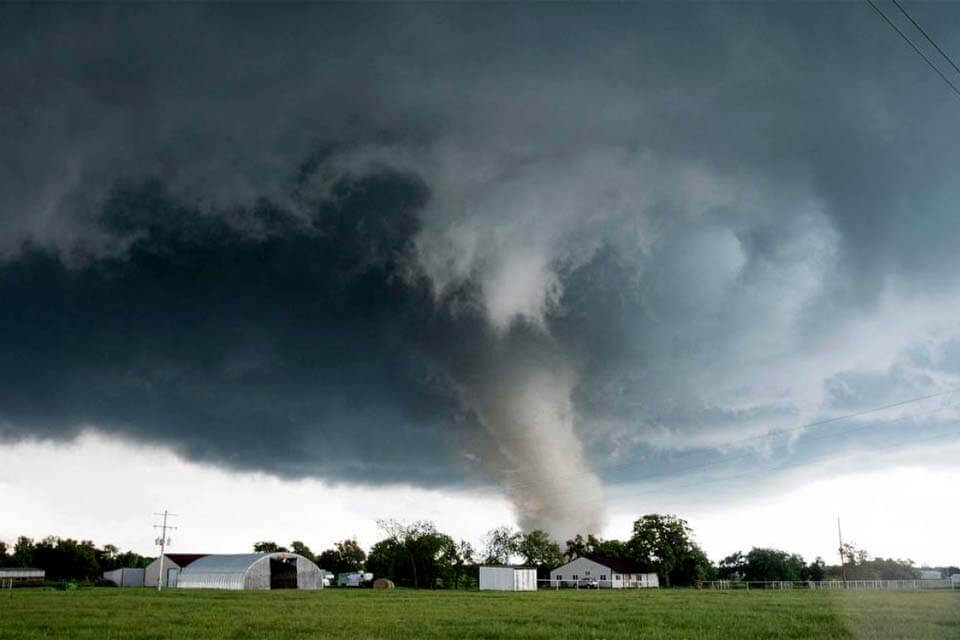 Um tornado gigantesco muito próximo de residências