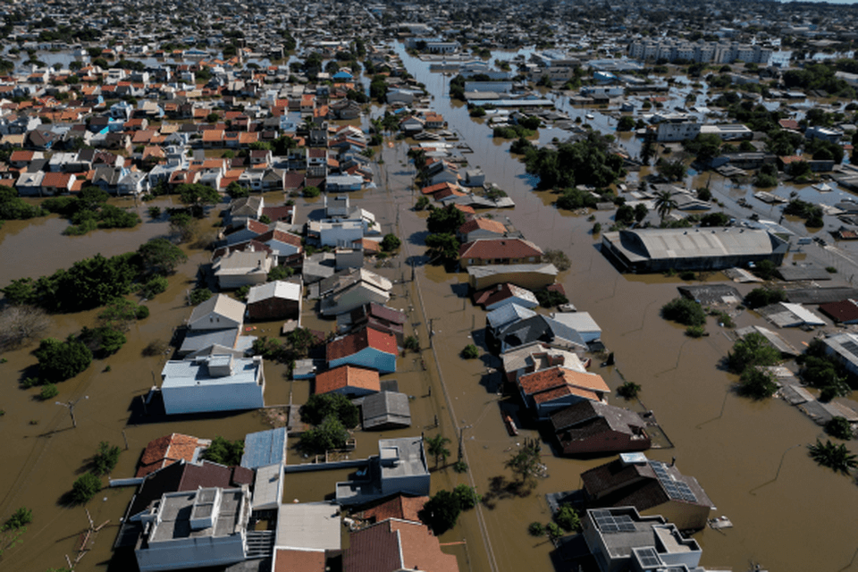 Helicóptero fotografa as casas submersas pela água no rio grande do sul