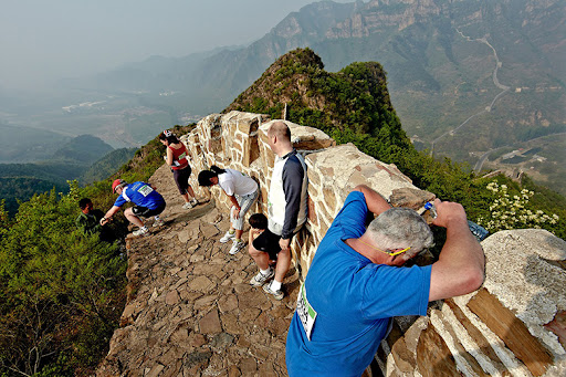 Maratonistas subindo a escada da muralha da China