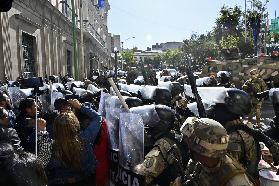 manifestantes lutando contra a polícia nas ruas da bolívia