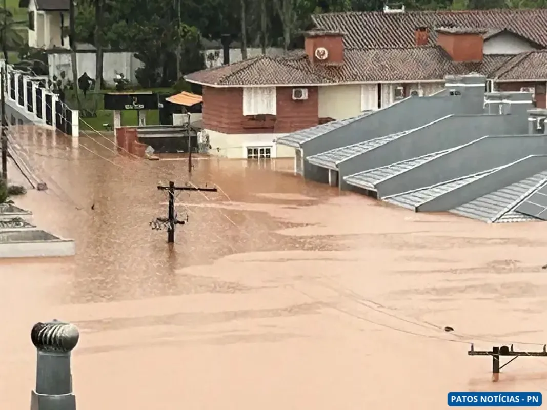 Casas, no Rio Grande do Sul, completamente submersas por causa das enchentes