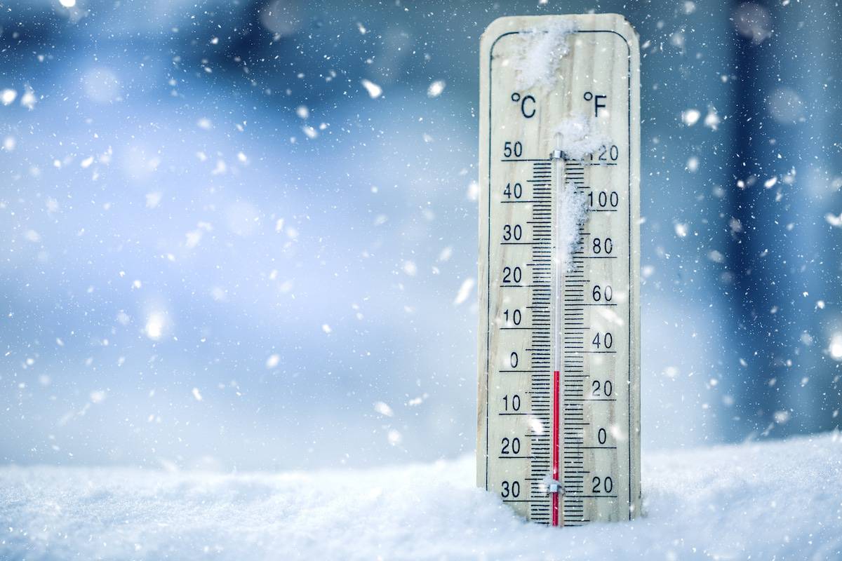 Imagem de um termômetro ao redor de neve