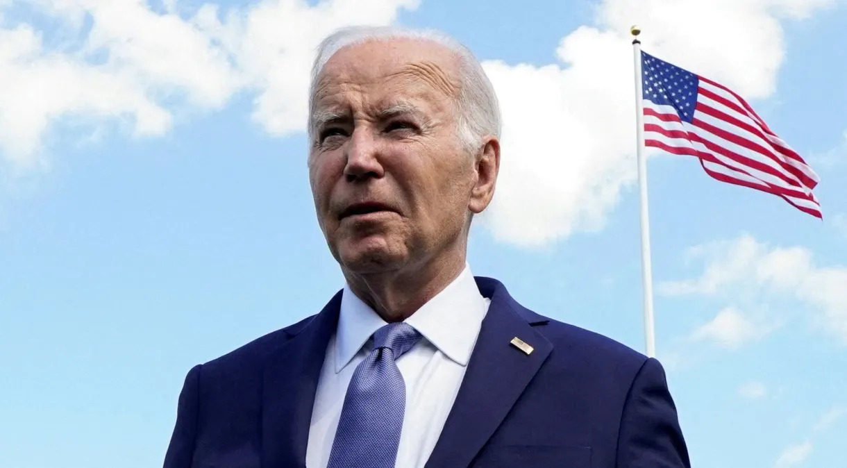 Joe Biden em frente a bandeira dos EUA