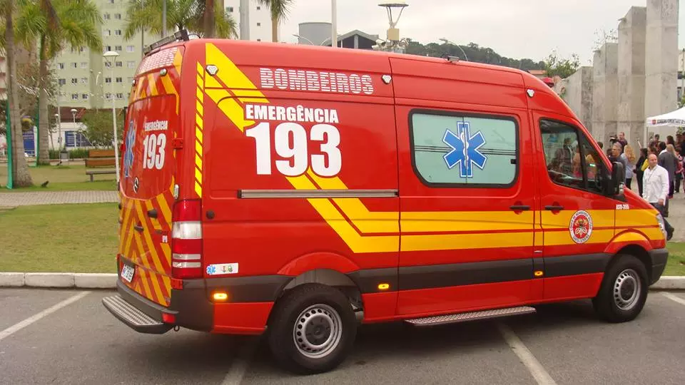 Imagem de ambulância do bombeiro