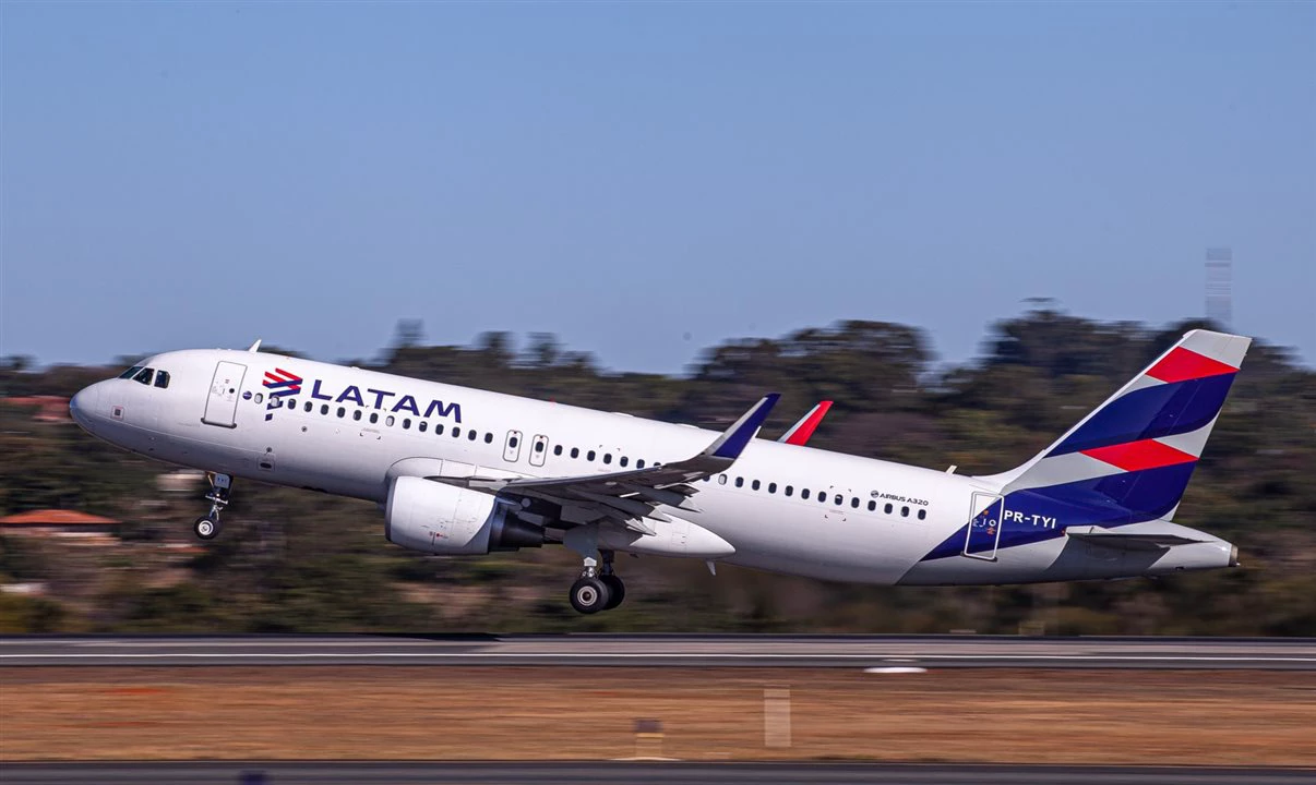 Imagem de um avião decolando em pista de aeroporto