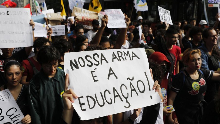 Nossa arma é a educação