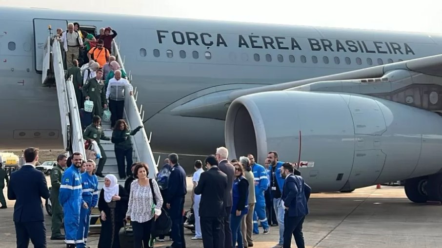 Voo com brasileiros repatriados