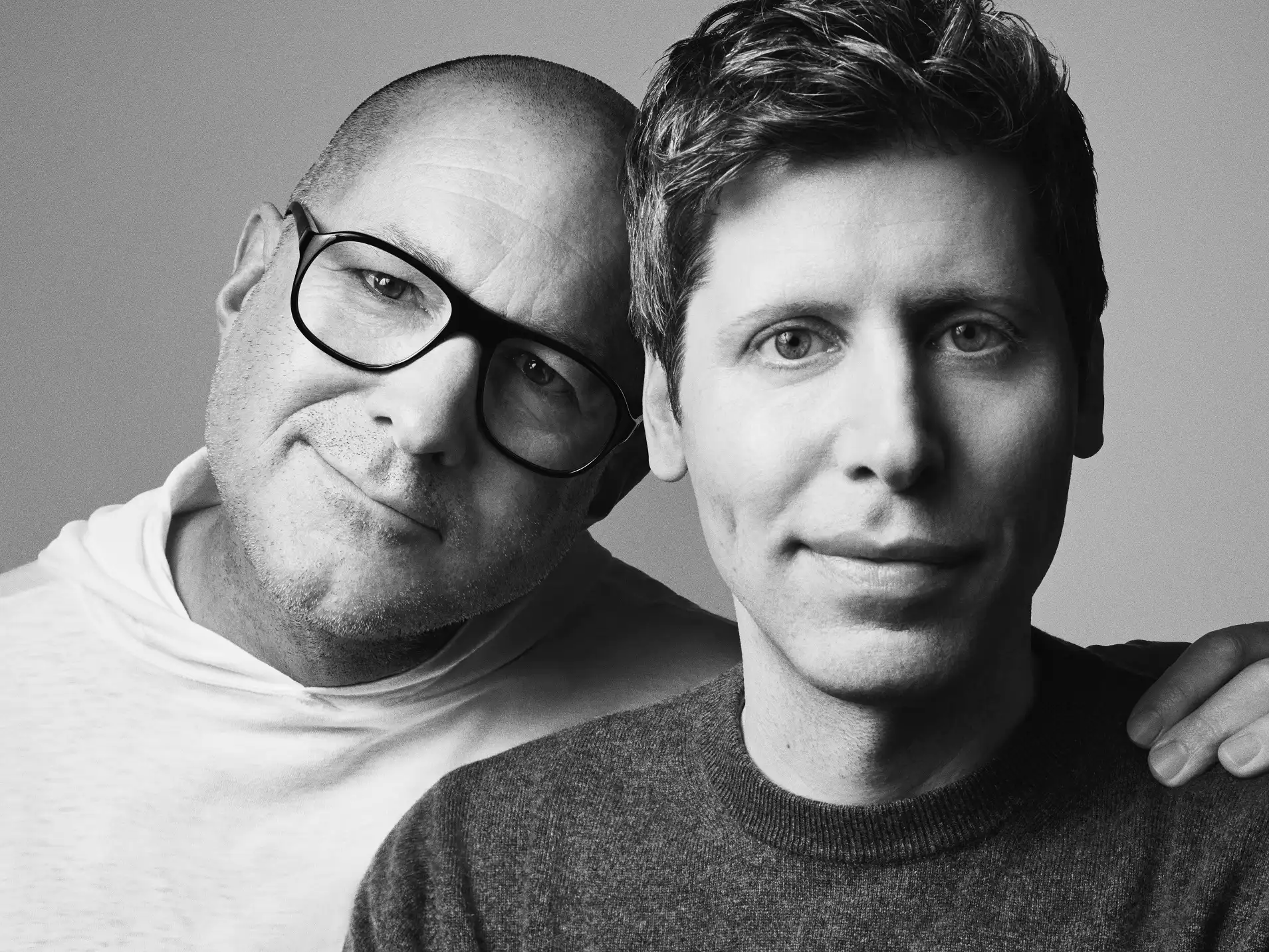 Jony Ive, à esquerda, está colaborando com Sam Altman, da OpenAI, como parte de um acordo de quase US$ 6,5 bilhões (Divulgação)