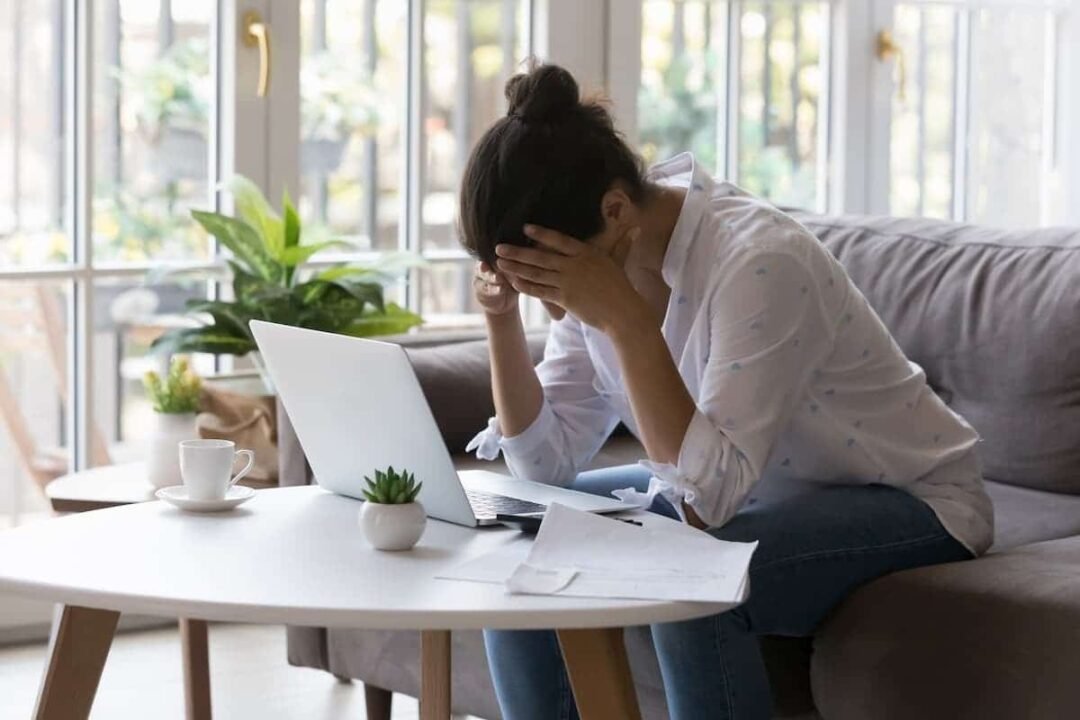 Mulheres têm menos reserva financeira e recorrem mais ao crédito, aponta pesquisa encomendada pela 99Pay 