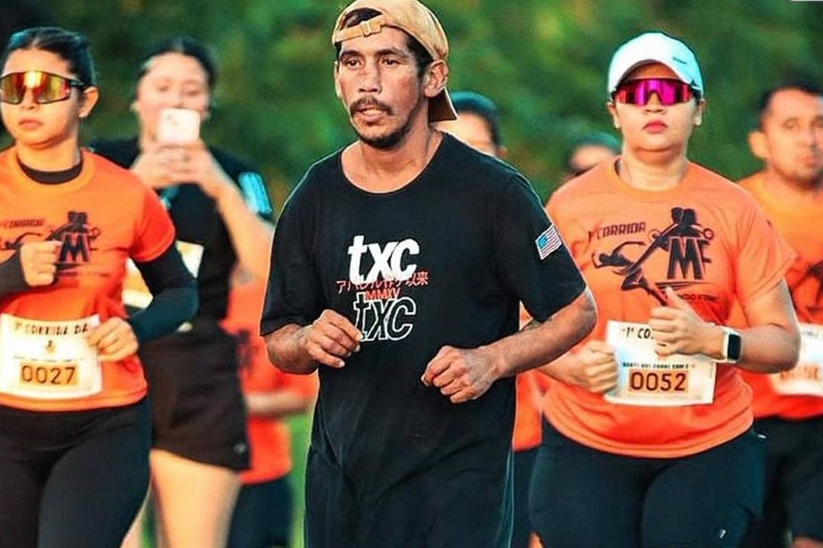 “Corri pra tirar a ressaca”: homem bêbado ganha corrida de 8 km de chinelo