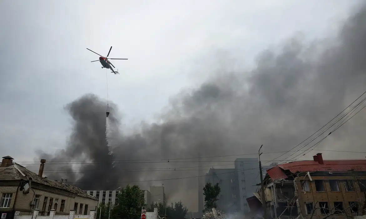 Rússia lança ataque aéreo maciço contra Kiev, mata 4 pessoas e atinge instalações militares