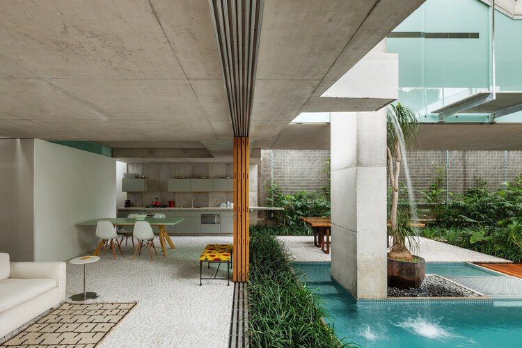 Casas de alto padrão viram santuários urbanos em meio ao ritmo acelerado de São Paulo 