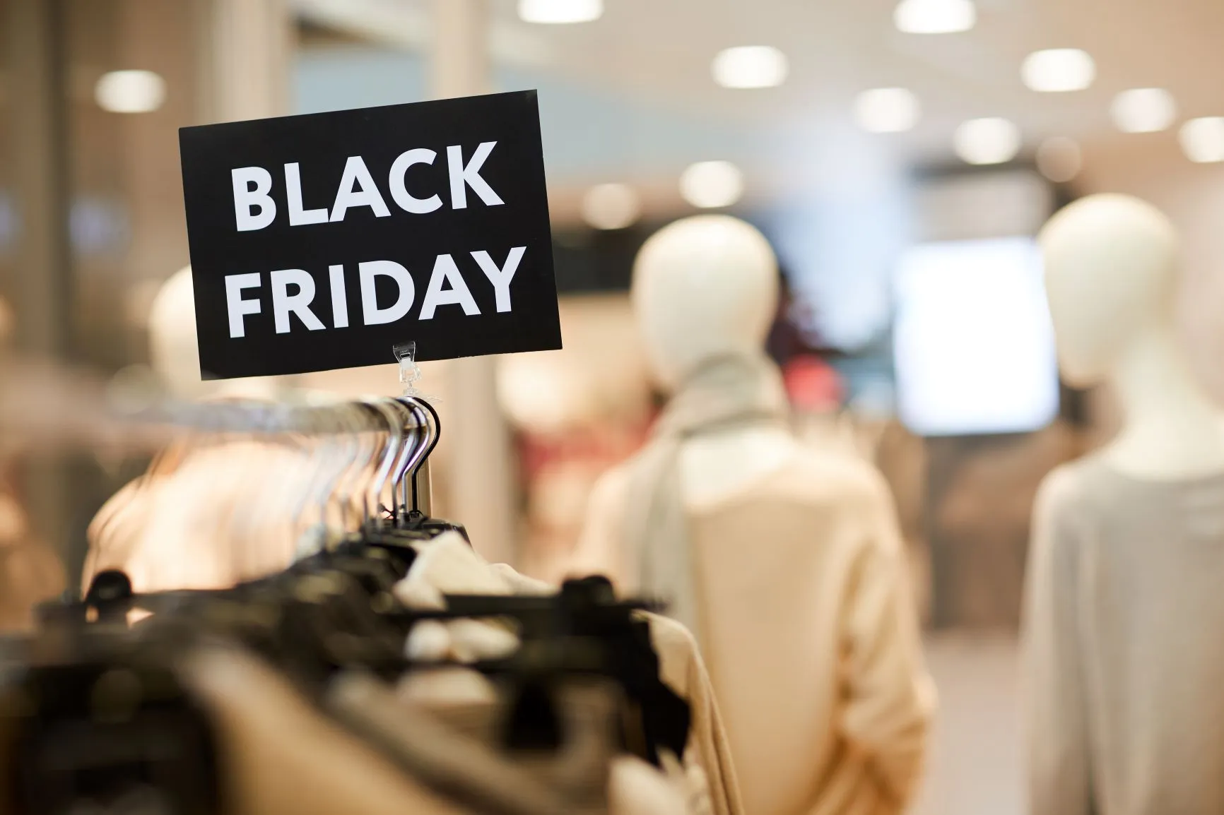Consumidor urbano vai gastar até R$ 2,74 bilhões na Black Friday 2025, revela pesquisa da RZK Digital