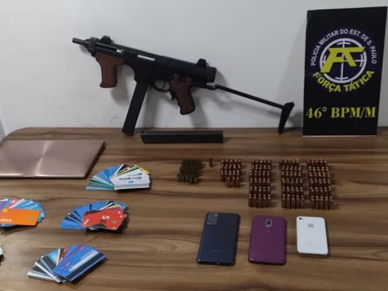 Homem é preso em SP com submetralhadora e 94 cartões de crédito roubados