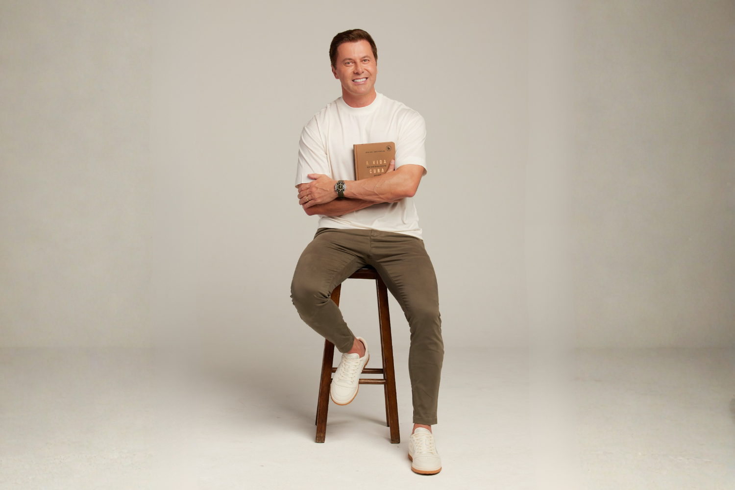 Junior Rostirola lança livro sobre cura emocional e propósito à luz da fé