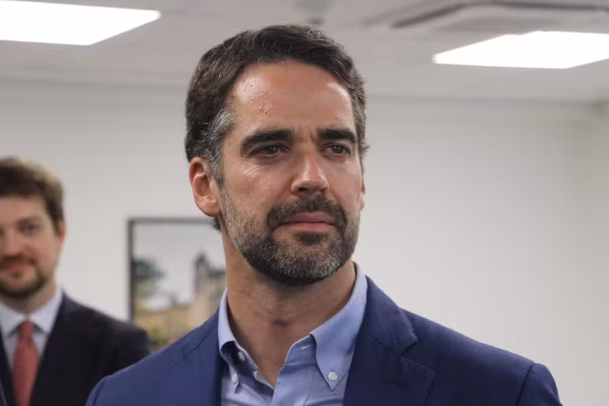 Eleitor gaúcho endurece cenário, trava transferência de votos de Eduardo Leite e aponta empate entre Lula e Flávio Bolsonaro