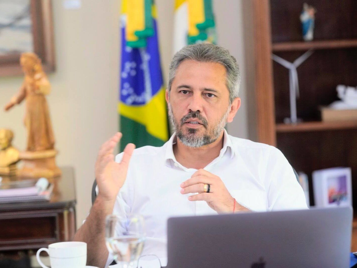 Pesquisa no Ceará, analisada por Wilson Pedroso, mostra liderança de Elmano, vantagem de Lula e disputa fragmentada ao Senado