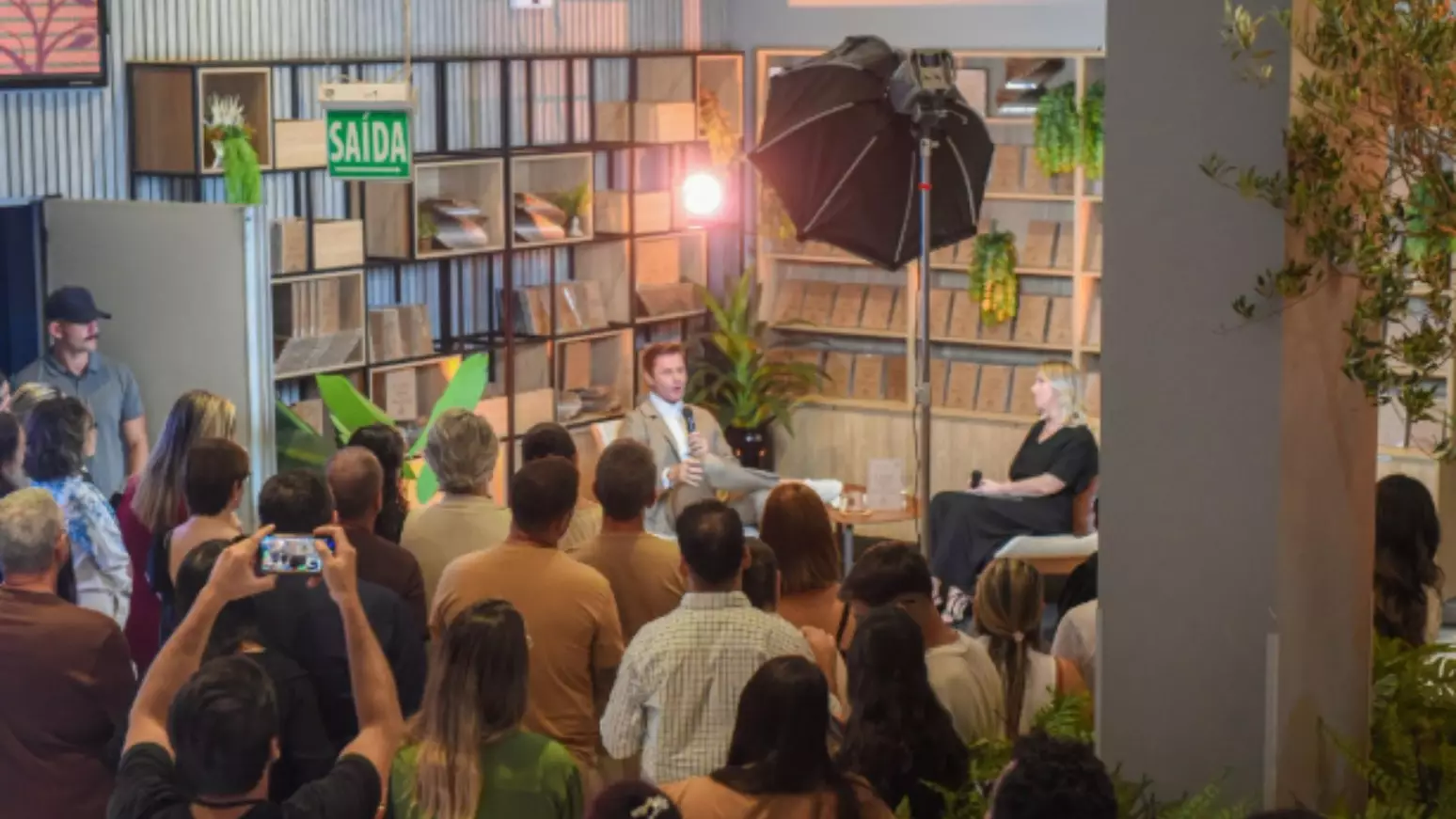 Autor best-seller Junior Rostirola lança livro sobre cura emocional e recomeços