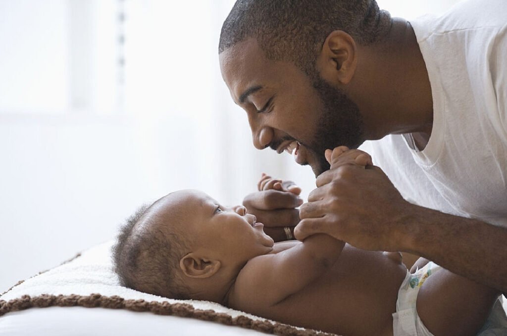 Nova licença-paternidade amplia afastamento e será implementada gradualmente