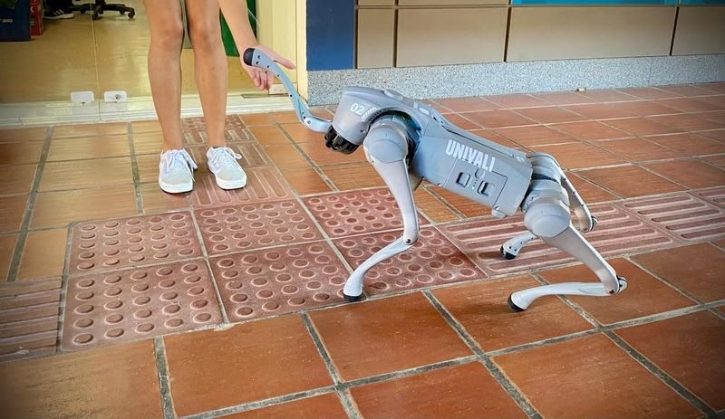 Univali adquire 'cão robô' e concurso definirá nome do novo 'mascote' da ciência