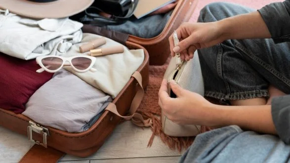 Vai viajar no feriado? Como montar uma mala inteligente e elegante sem excesso de roupas
