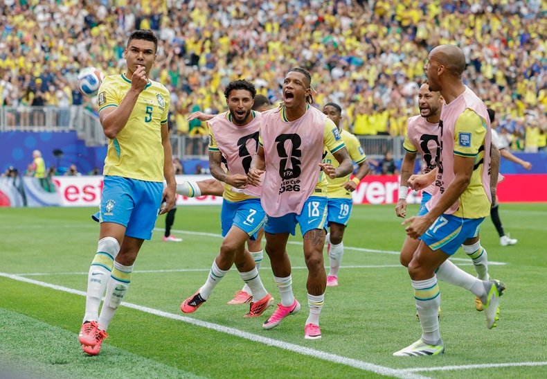 Brasil reage, vence o Japão por 2 a 1 e garante vaga nas oitavas da Copa do Mundo