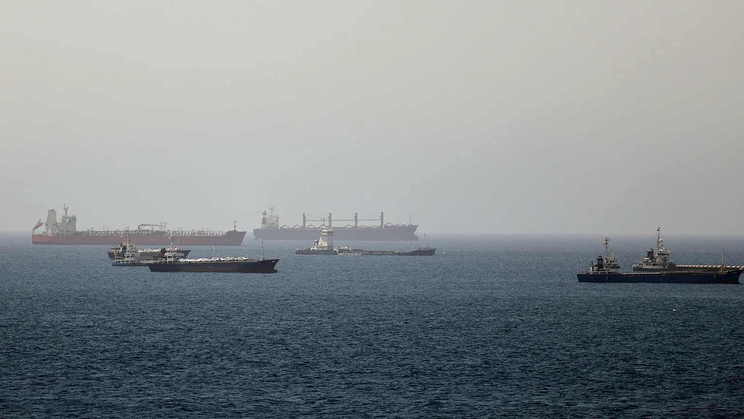 3 petroleiros foram atingidos no Estreito de Ormuz, diz exército britânico