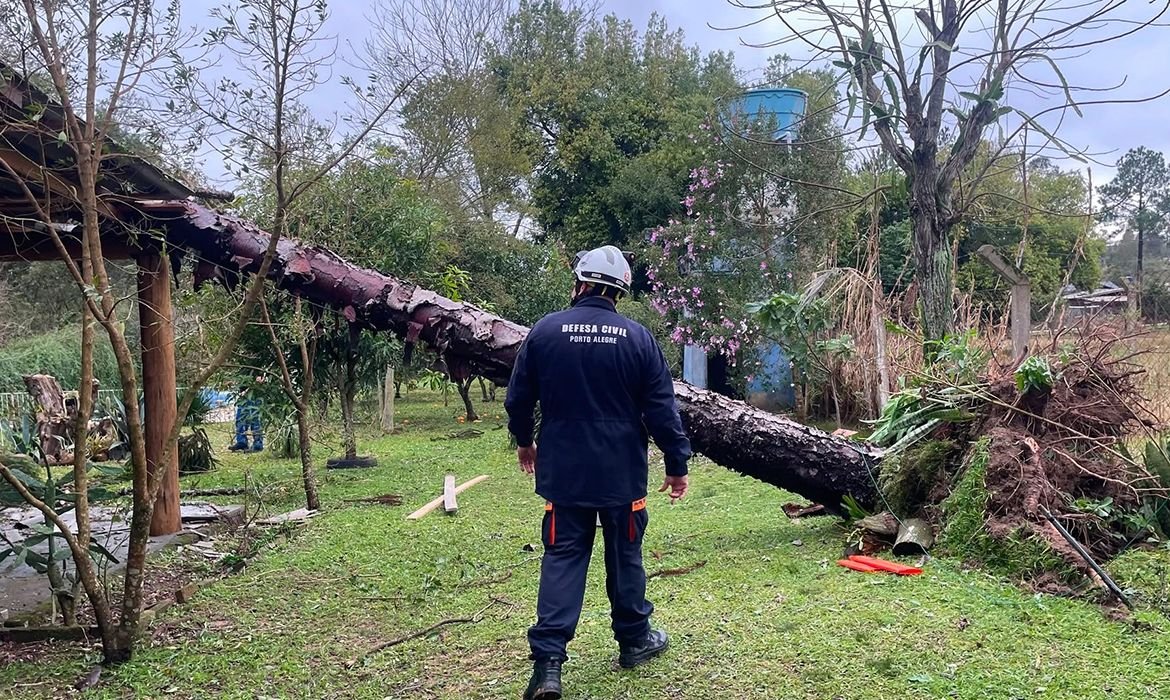 Temporal com granizo e ventos fortes deixa centenas de desalojados em Eldorado do Sul