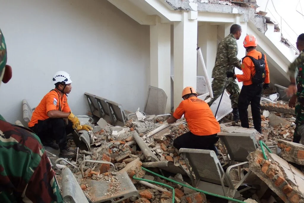 Terremoto de magnitude 7,7 mata 47 pessoas e provoca destruição na Indonésia