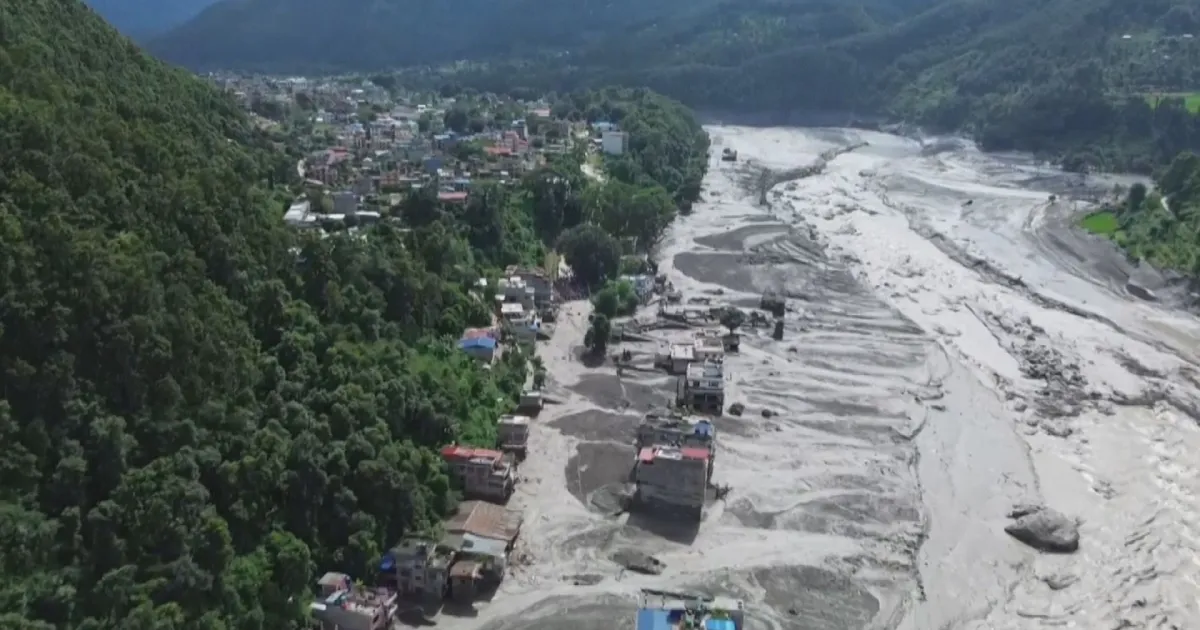Quase 400 turistas estrangeiros ficam desaparecidos após enchente repentina no Nepal
