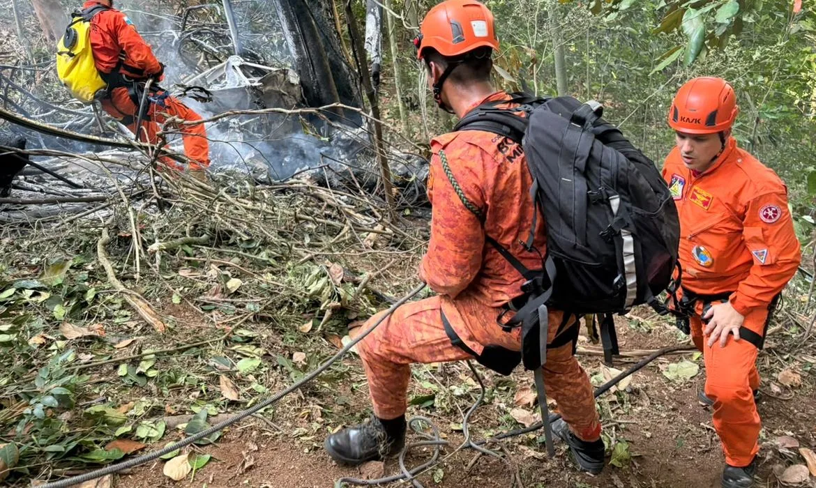 Helicóptero cai em área de mata no Rio de Janeiro; 4 pessoas morreram, dizem bombeiros
