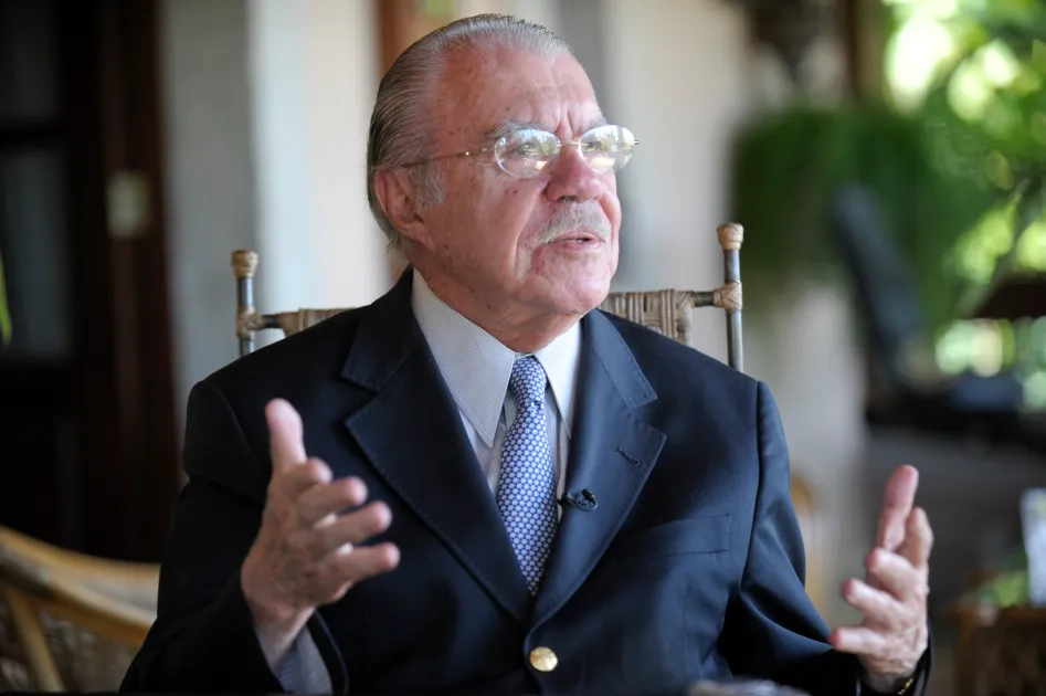 José Sarney é internado em UTI após procedimento abdominal