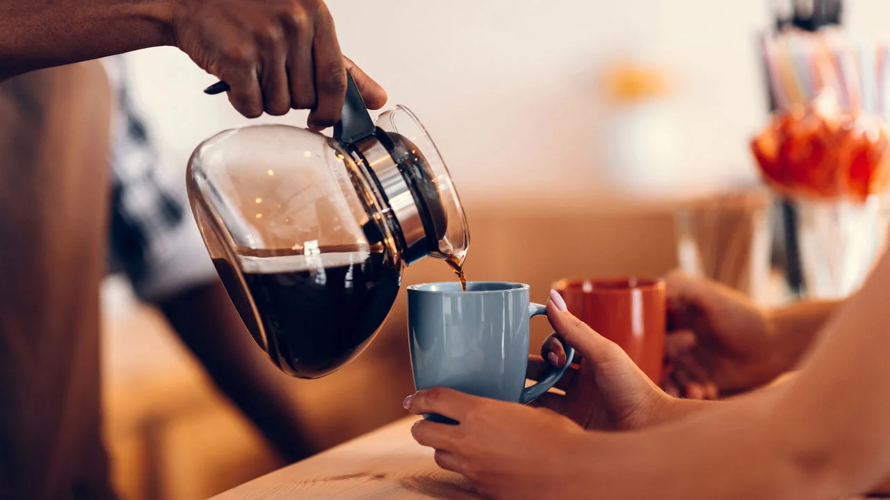 Quanto café é demais? Entenda o limite de cafeína e os sinais de excesso